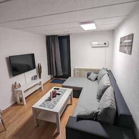 Direkt An Der S-Bahn Gelegenes Gemutliches Souterrain Apartment Mit Privatem Zugang Troisdorf Esterno foto
