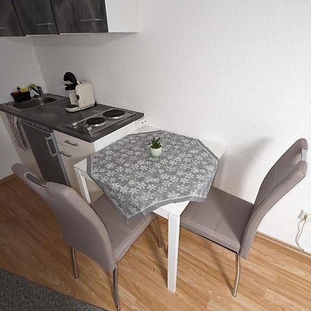 Direkt An Der S-Bahn Gelegenes Gemutliches Souterrain Apartment Mit Privatem Zugang Troisdorf Esterno foto